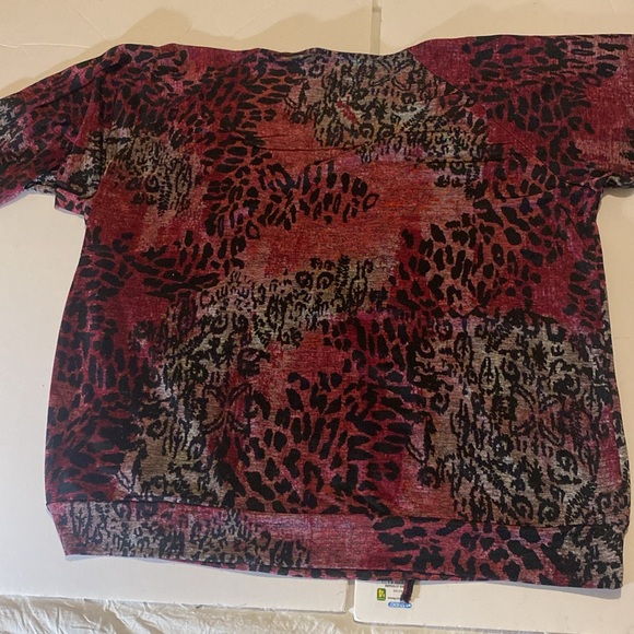 Vintage Suzie in a cranberry red and black leopard print top 3/4 length sleeves - Picture 5 of 6